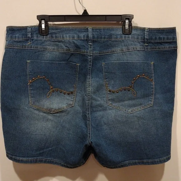 NWT Revolt Women's Faded Blue Jean Denim Shorts Sz 22W-Studded Pockets Casual - Picture 5 of 5